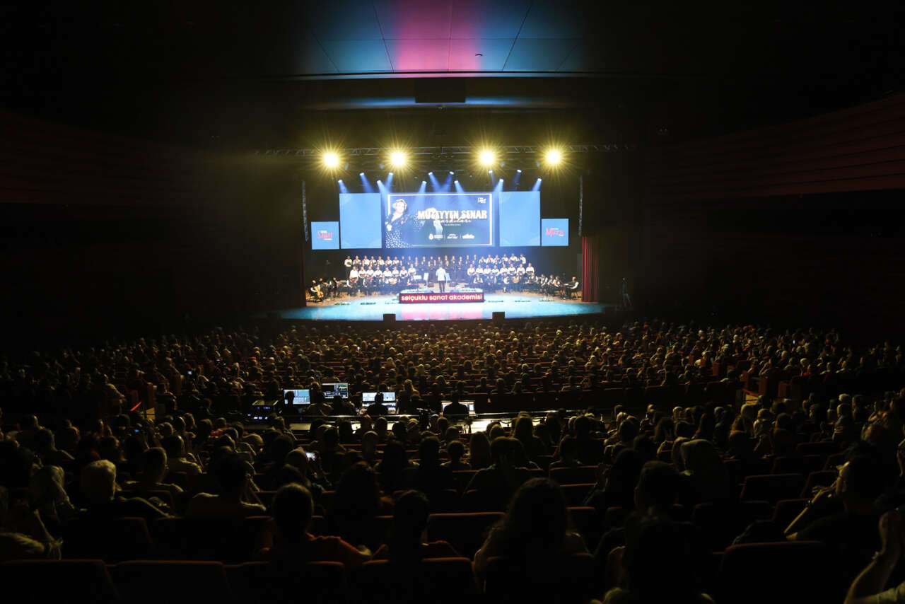 Konya’da Müzeyyen Senar rüzgarı! Unutulmaz eserler programa damga vurdu 4